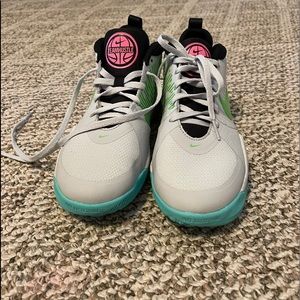 Nike Team Hustle Basketball Mid-top.